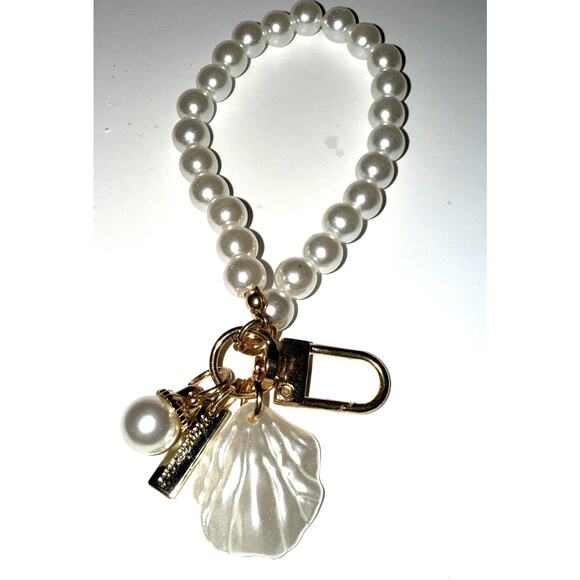NWT Fashionable Faux Pearl Wrist Keychain With Shell Charm - Picture 1 of 2